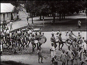 1948- Folklore au Congo belge: Les habitants de Léopoldville invités par le Père Noël au Camp Militaire