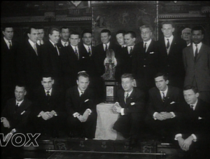 1960-Remise du trophée du mérite sportif à l’équipe nationale de hockey belge