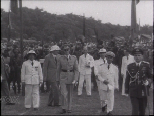 1955- Voyage Royal au Congo: Le Roi Baudouin assiste à une fête folklorique à Léopoldville