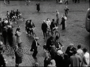 1948- Deux septuagénaires belges fêtent leurs noces d’or en arrivant en tandem.