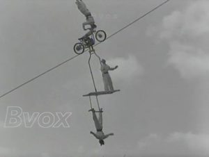 1950- Acrobaties entre ciel et terre à Munich.