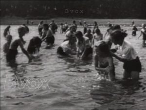 1949- Vacances des girls-guides en camp sur les rives du lac Zadworze.