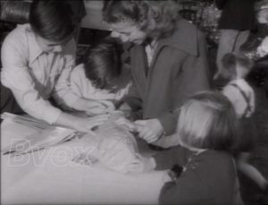 1949- La légation d’Argentine à Bruxelles, le Ministre d’Argentine et Mme Gonzalès Risos, offre des vêtements pour les familles nombreuses.